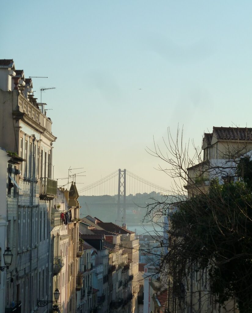 Vue sur le pont du 25 Avril depuis Jardim do Principe Real