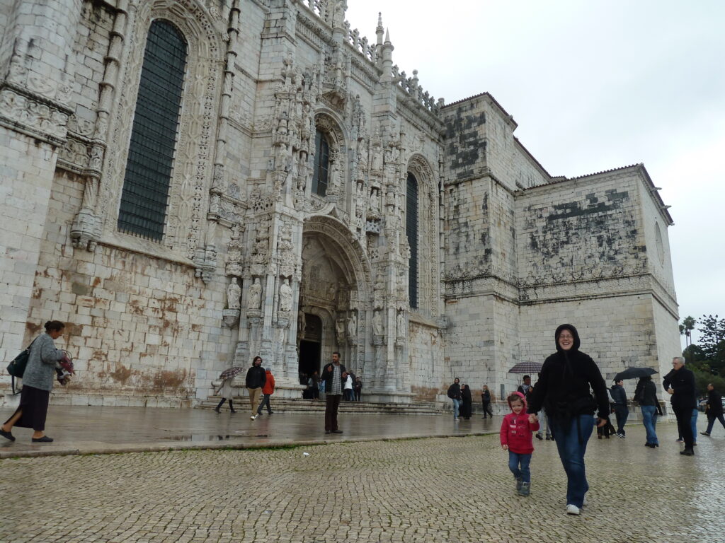 Le Monastère de Jerónimos (à Belem) avec un enfant