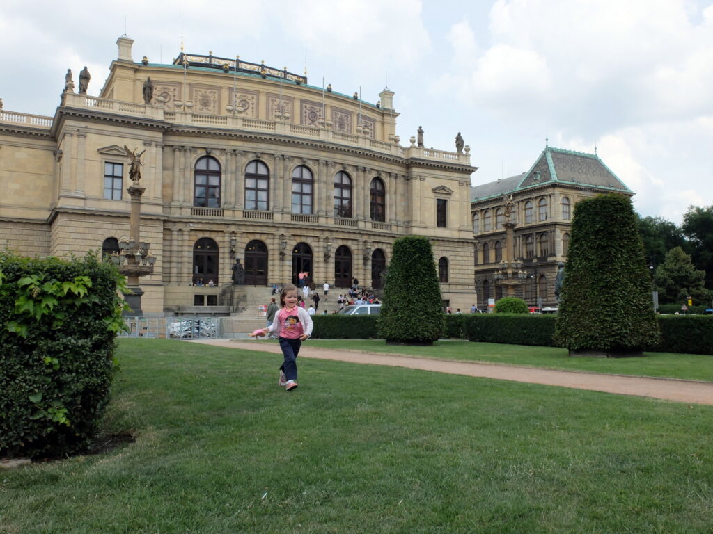 Notre enfant face au Rudolfinum (le siège de l’orchestre philharmonique de Prague)