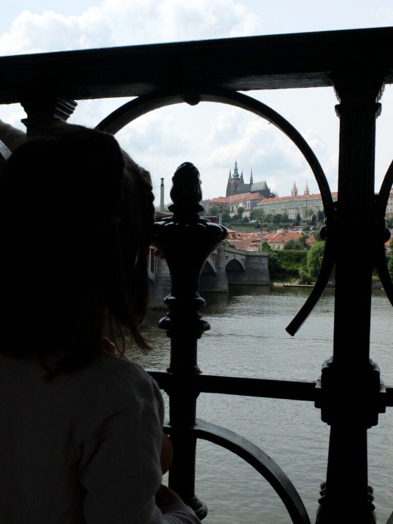 Chloé admire le chateau de Prague (enfin le chateau d'Ariel la sirène selon elle)