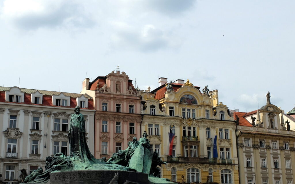 Place de la Vieille ville de Prague vue d'en bas