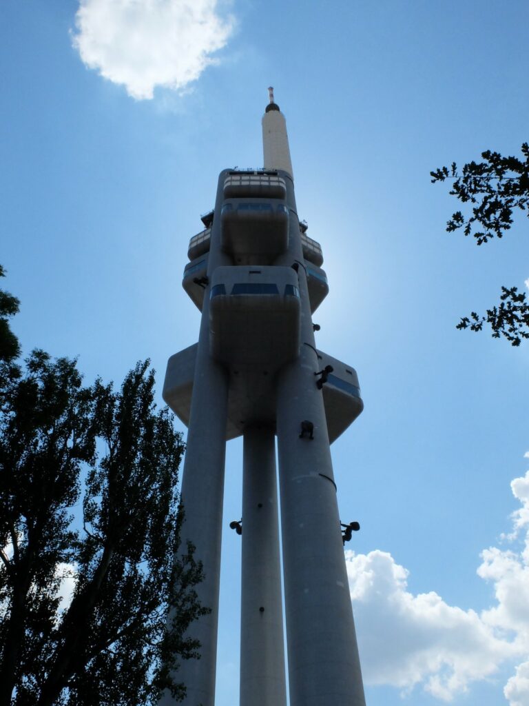 La tour de télévision de Žižkov, de jour