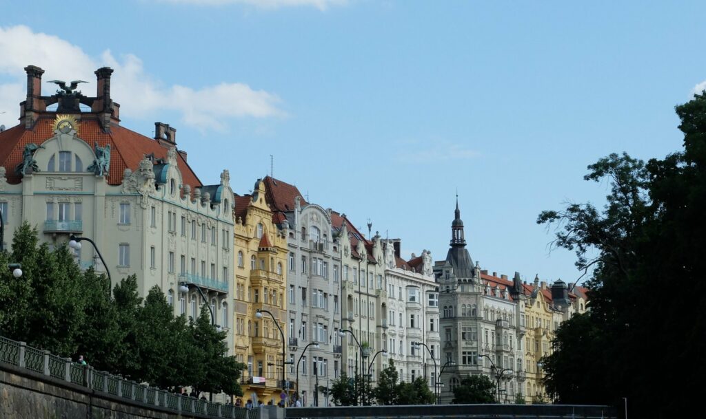 Les façades de Prague le long du fleuve
