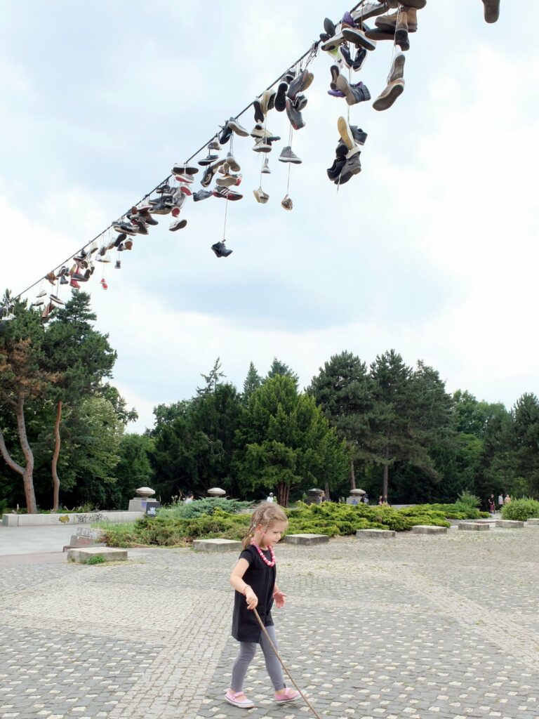 Notre fille sous les chaussures au parc Letná
