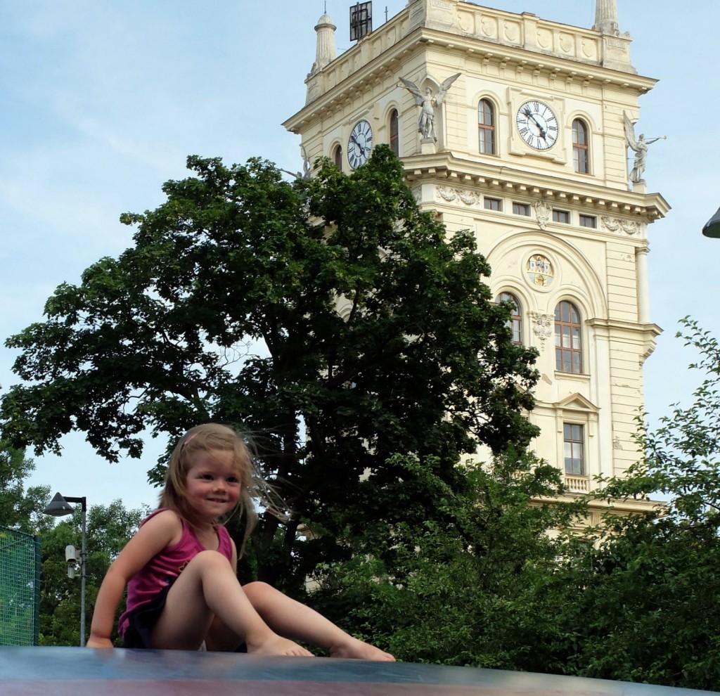 Trampoline au pied du château d'eau de Vinohrady 