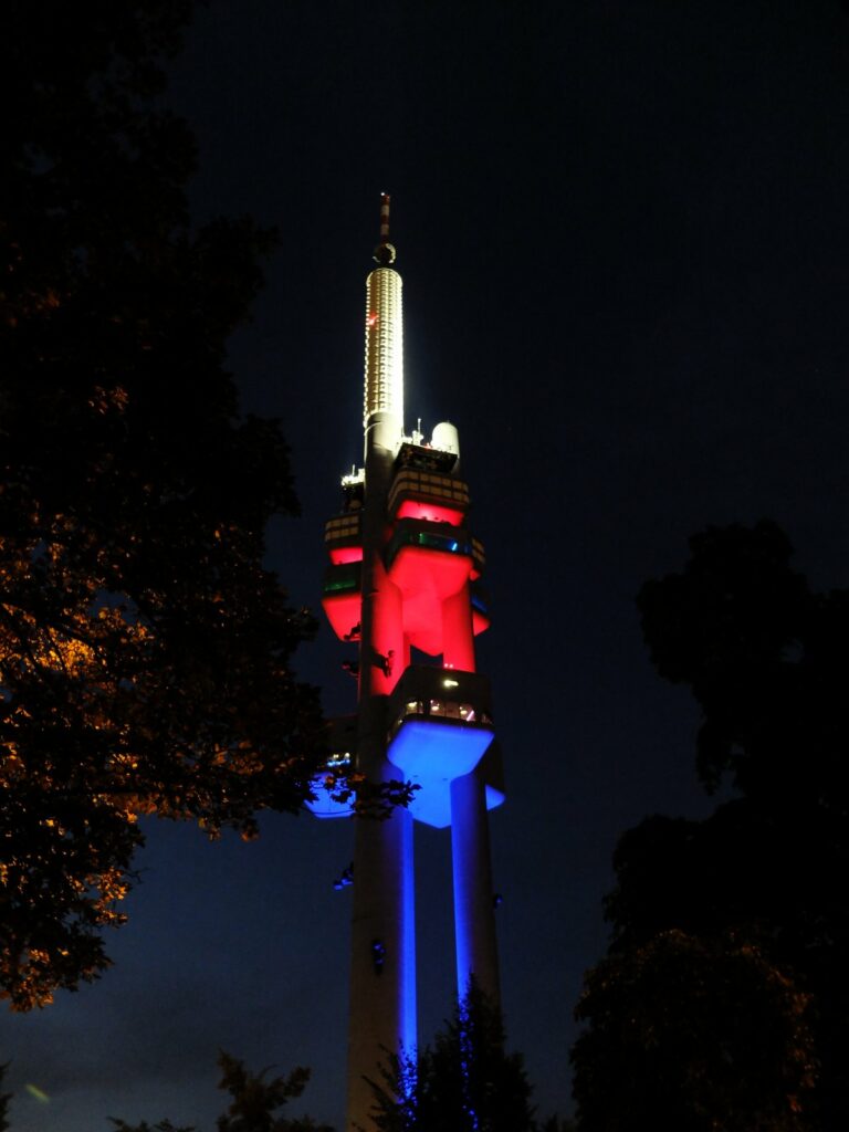 La tour de télévision de Žižkov, de nuit