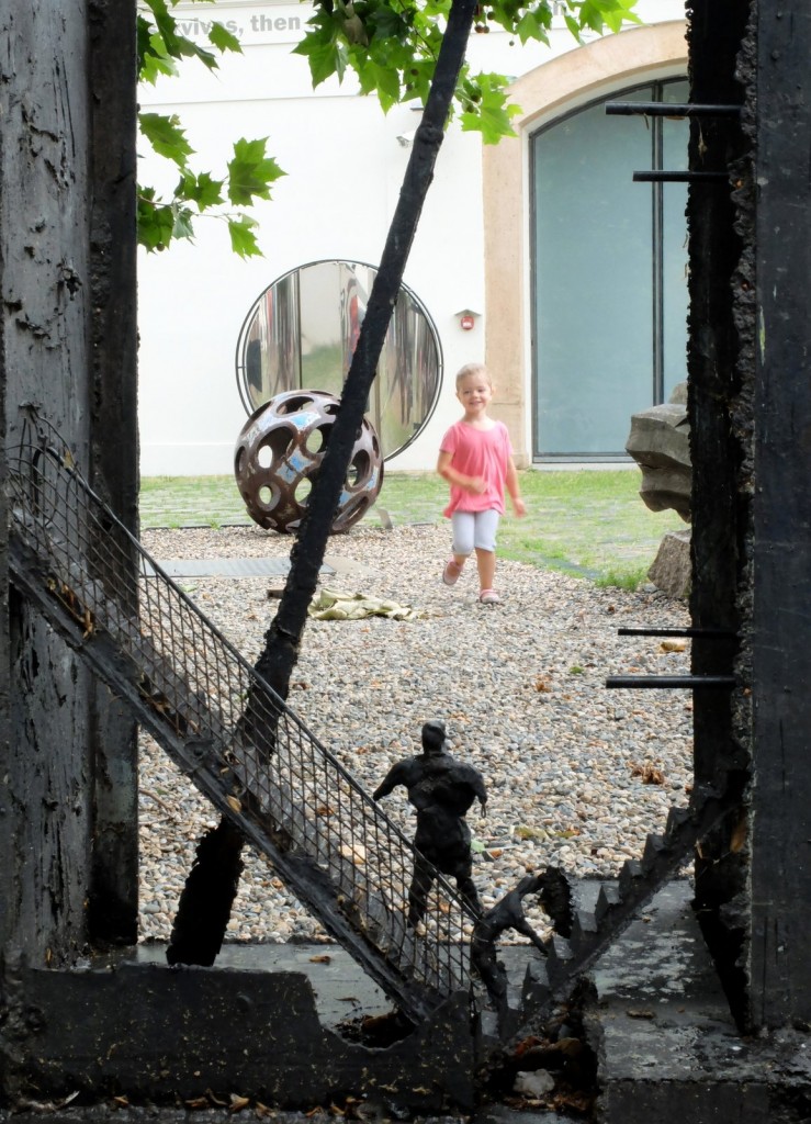 Notre enfant dans la cours du Musée d'art contemporain Kampa à Prague