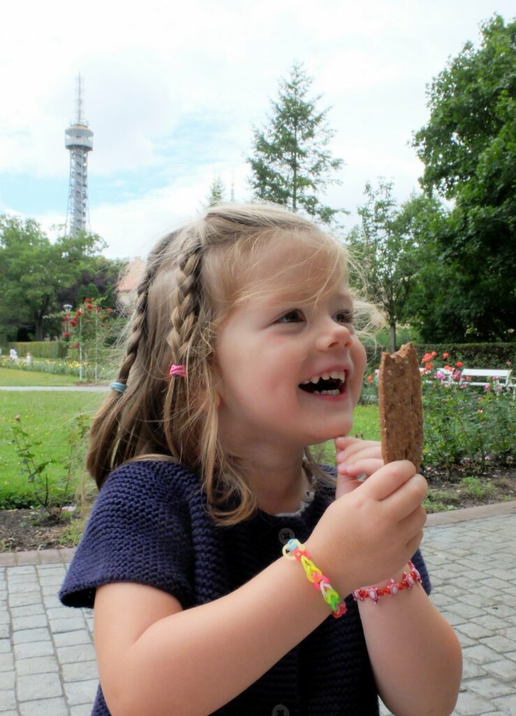 Goûter en famille devant le sosie miniaturisé de la Tour Eiffel