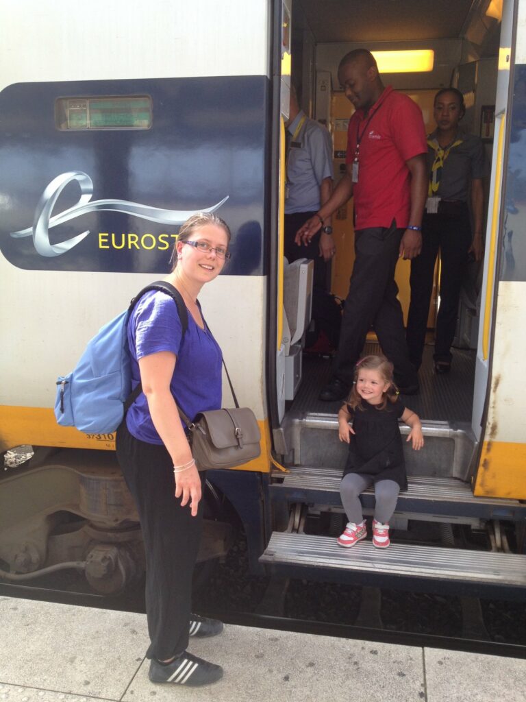 Chloé et Clem prêtent à embarquer pour l'Eurostar