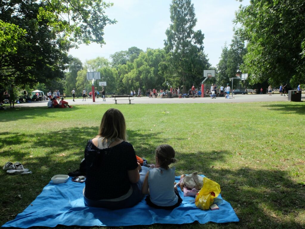Pique-nique face au tournois de basket (Ravenscourt Park)