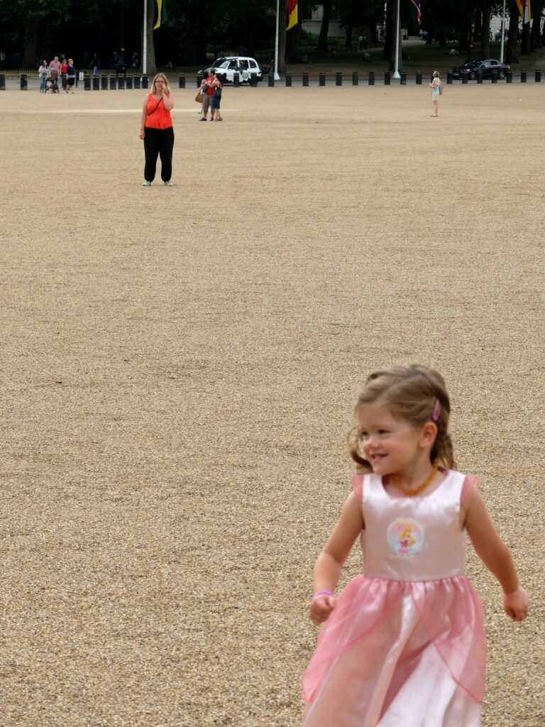 Chloé court sur la place de Horse Guards Parade