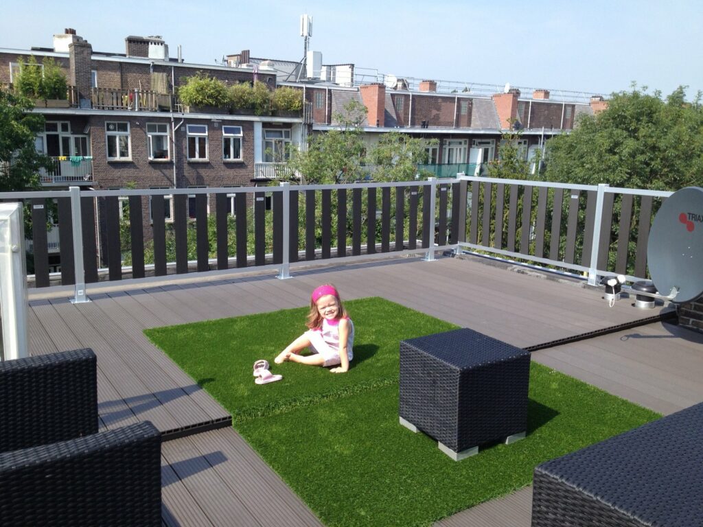 Bain de soleil sur la terrasse sur le toit de notre appartement.