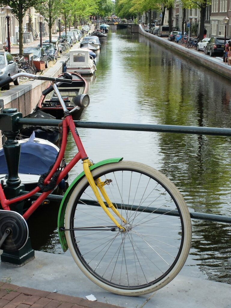 Un des nombreux canaux du Jordaan : attention à vos enfants