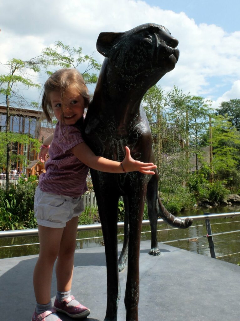 Chloé et son ami le guépard