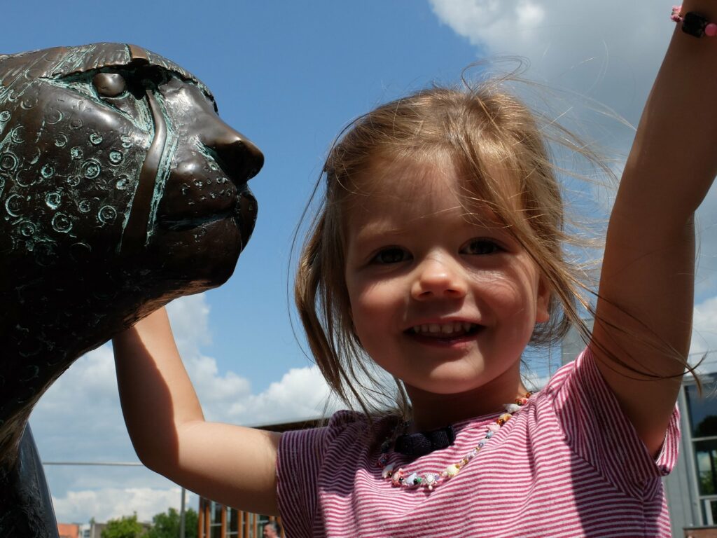 Chloé et son ami le guépard