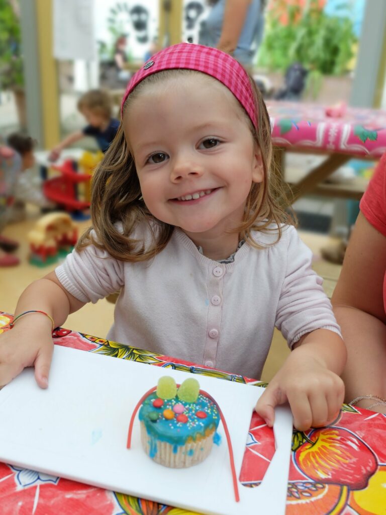 Les entants font leurs propre pâtisserie au Kinderkookkafé