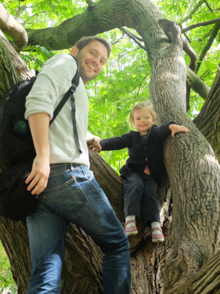 Enfant grimpant un arbre à Amsterdam (Parc Sarphatipark)