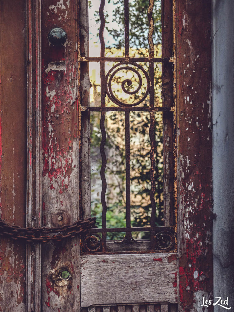 Porto abandonné - porte et maison en ruine