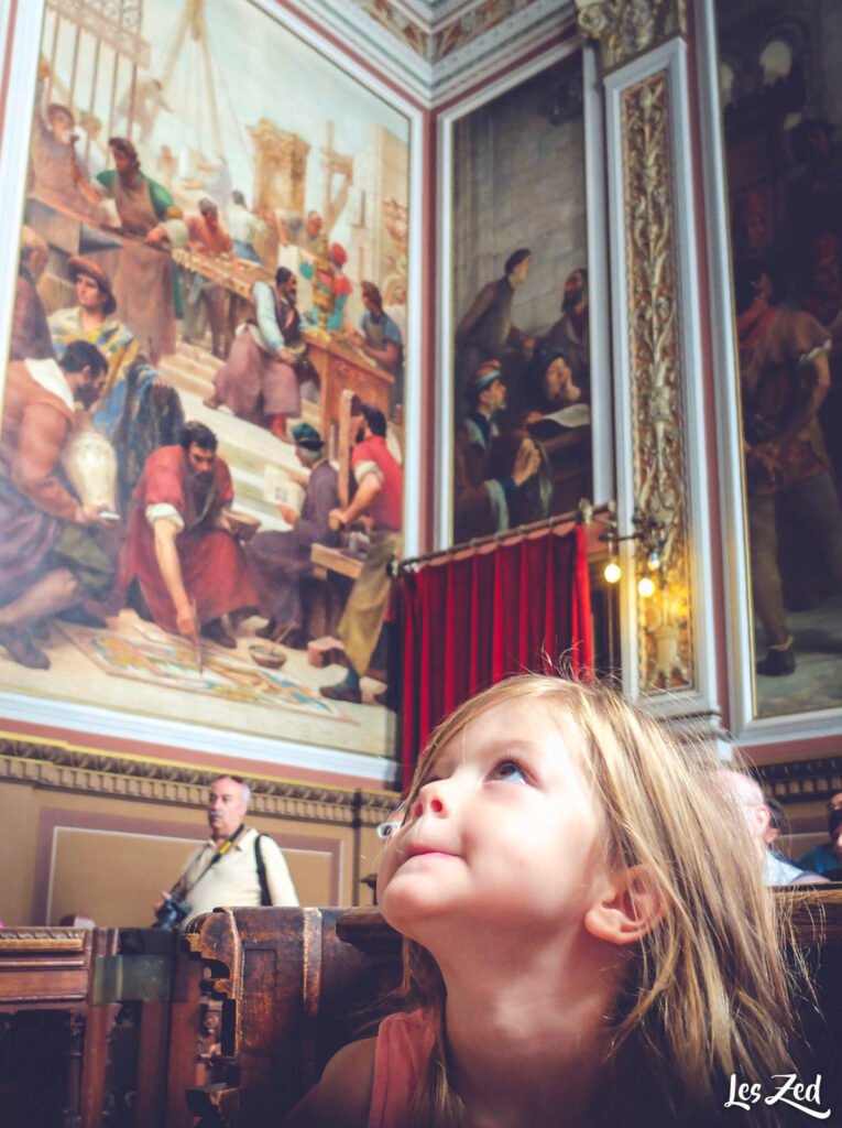 Porto Ribeira - Palais de la bourse, fresques et enfant