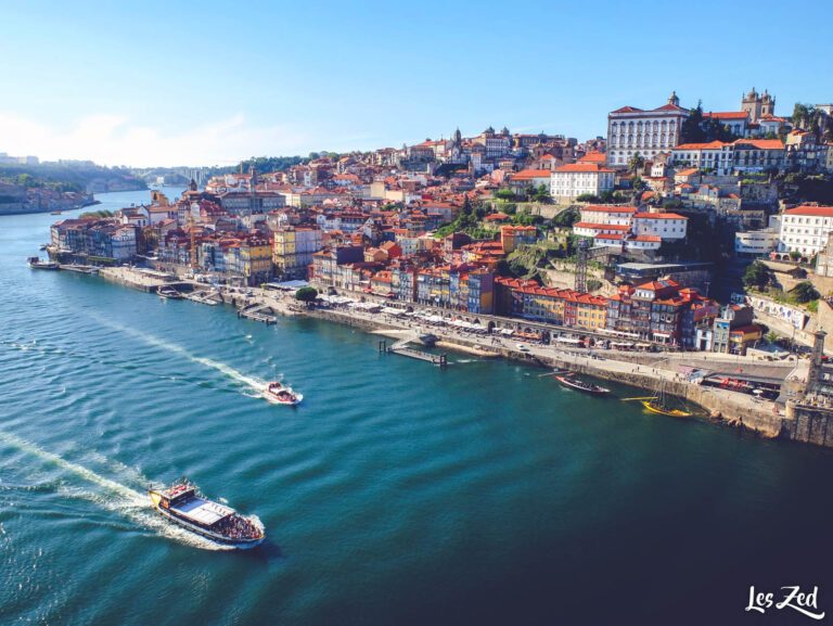 Porto et la Ribeira : la ville basse, ses quais, et son Palais de la Bourse Porto - vue sur la ville et la Ribeira