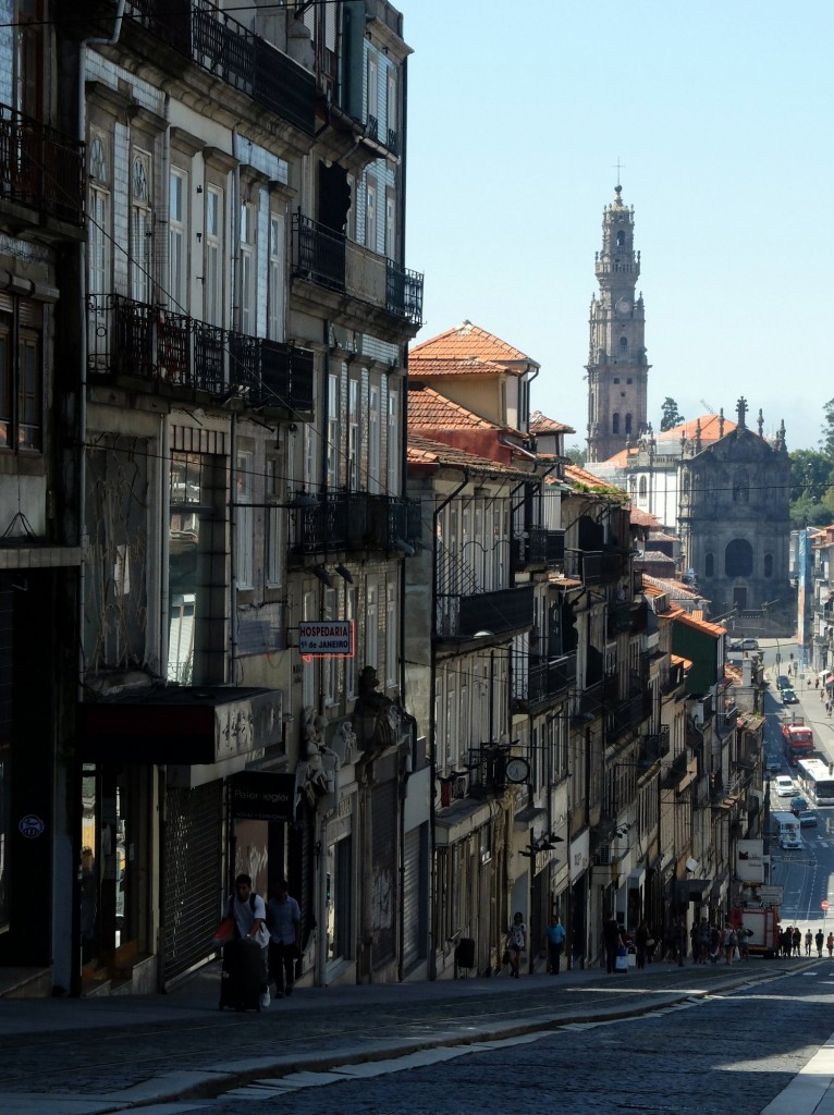 La Torre dos Clérigos, vu depuis la rue Santa Maria