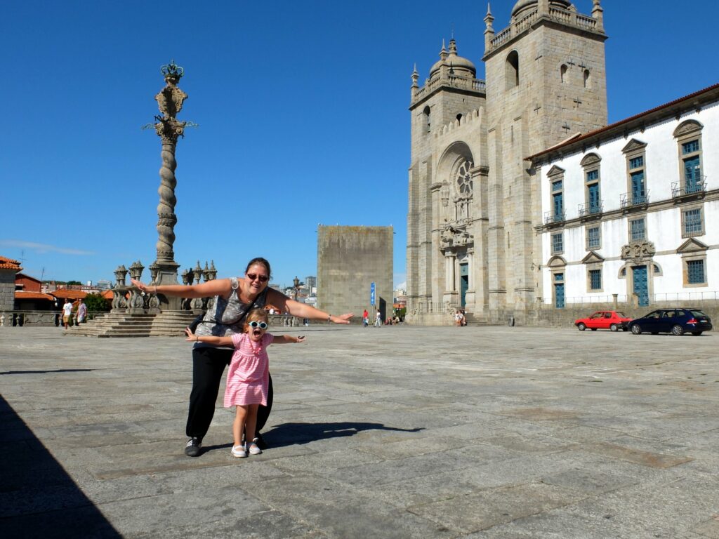 Sur le parvis de la Cathédrale 'Sé do Porto' : laissez les enfants se défouler