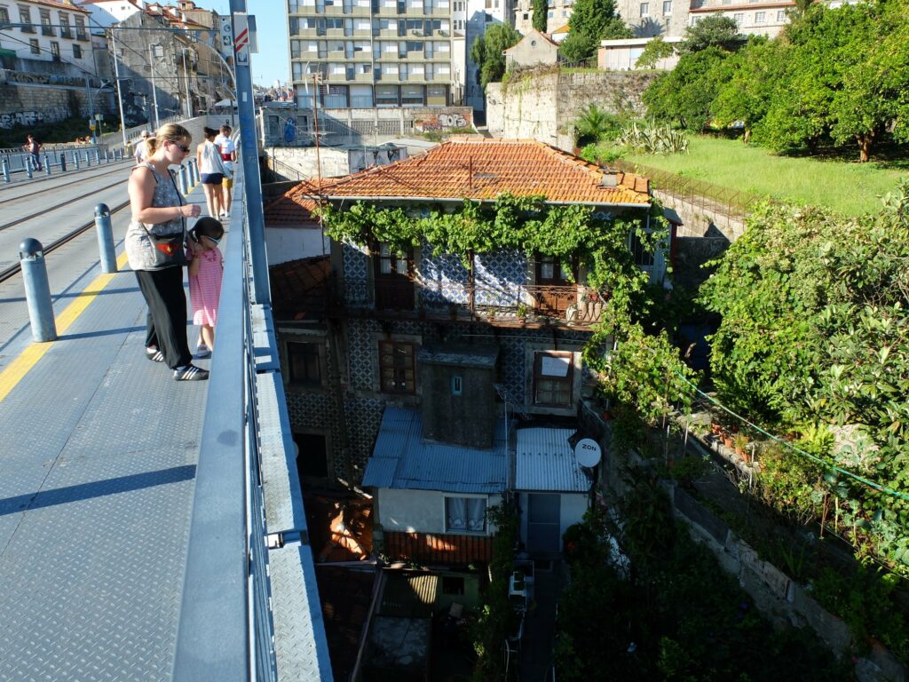 Vue sur un quartier en ruine où la végétation à repris le dessus (depuis le Pont Luis)