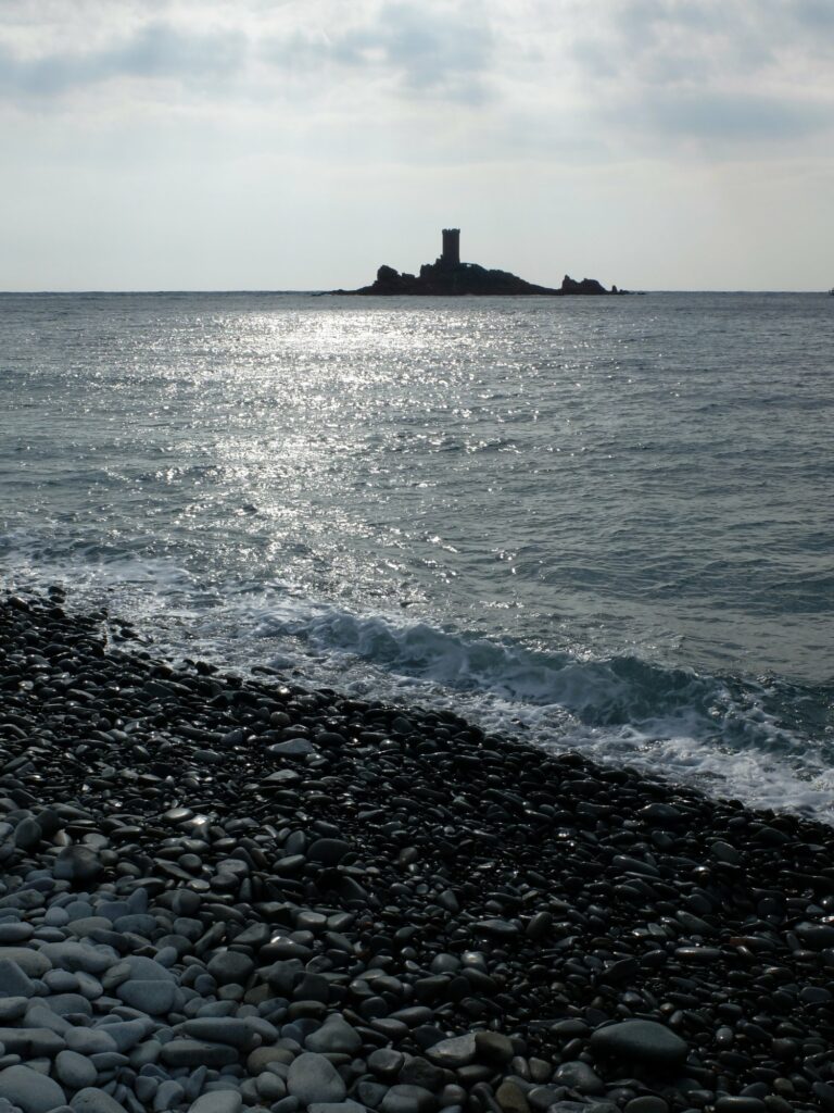 Le Dramont vu depuis la plage du débarquement