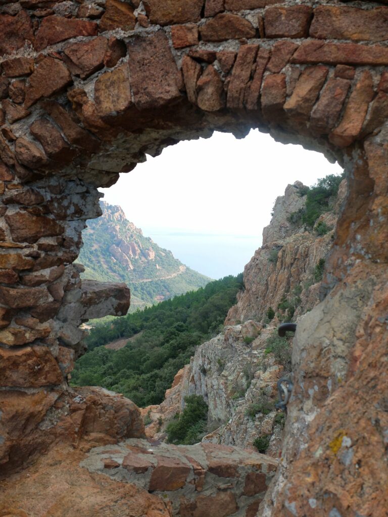 Massif de l'Esterel : montée vers la grotte de Sait Honorat