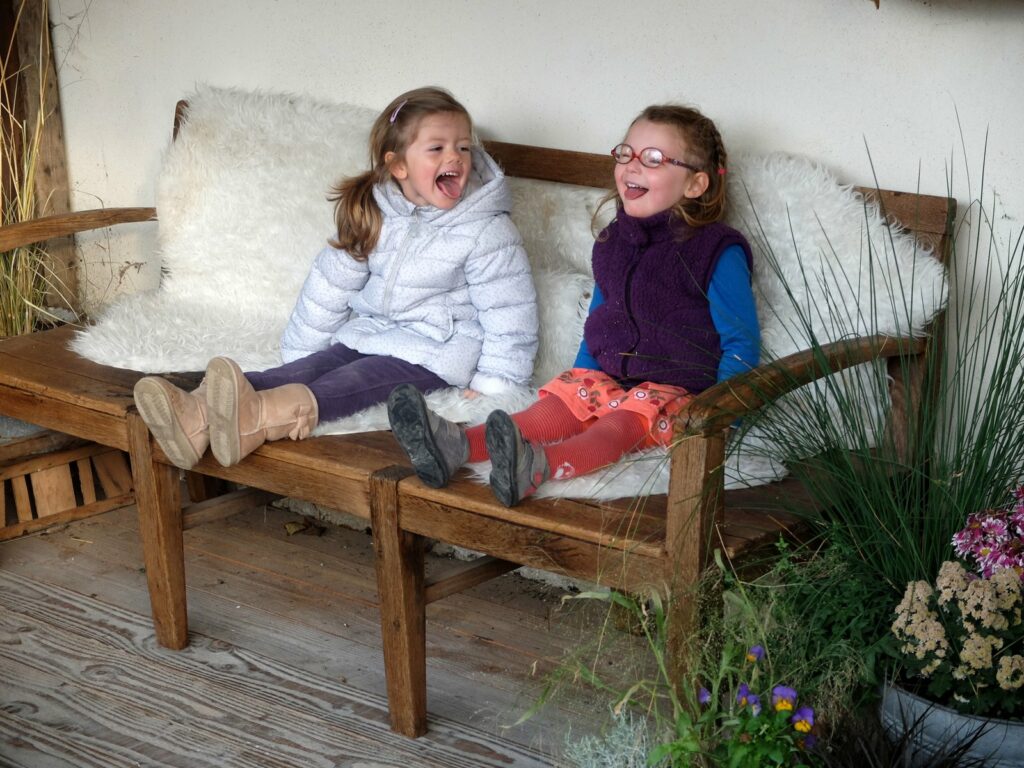 Les filles heureuses de se retrouver