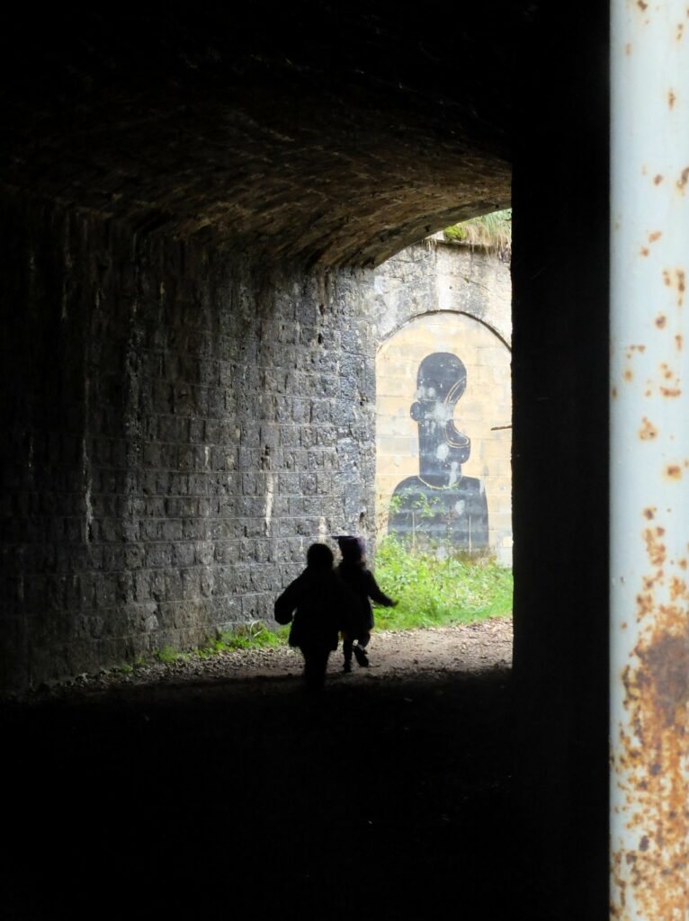 Les filles explorent les remparts du fort