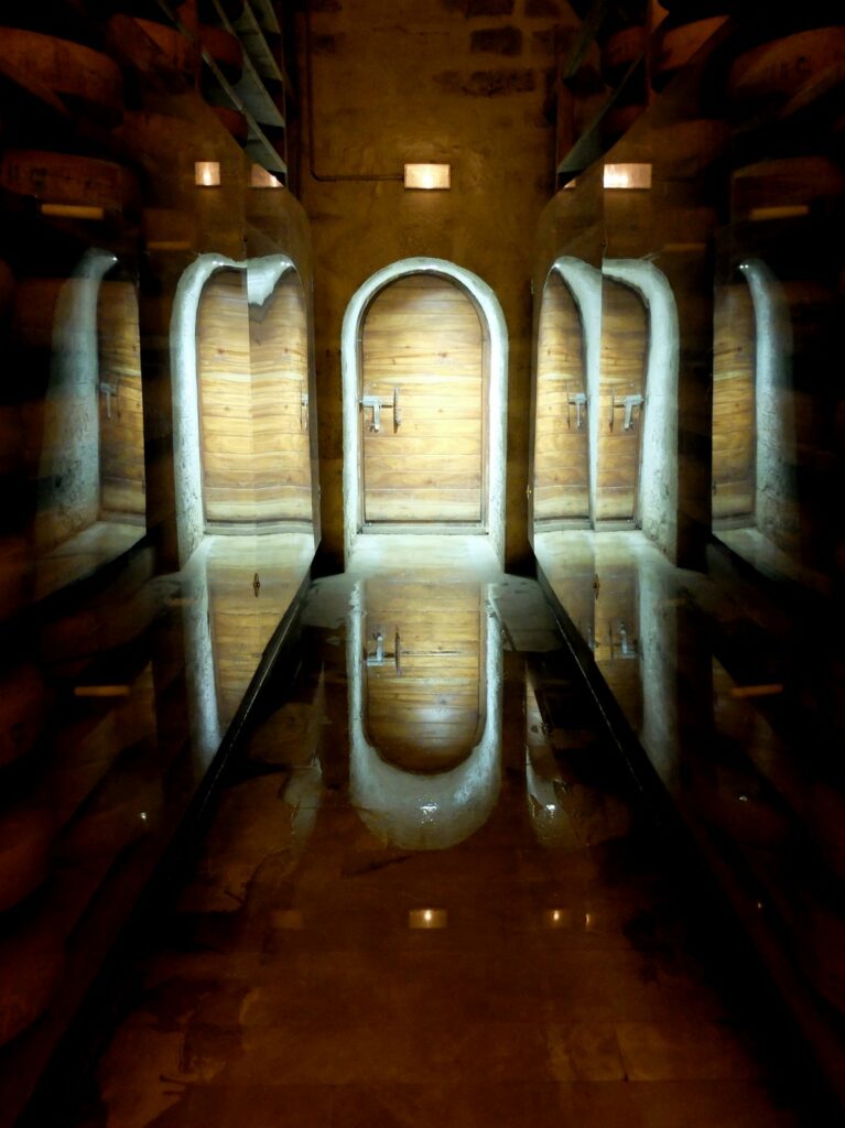 Jeux de lumières dans les caves d'affinage.