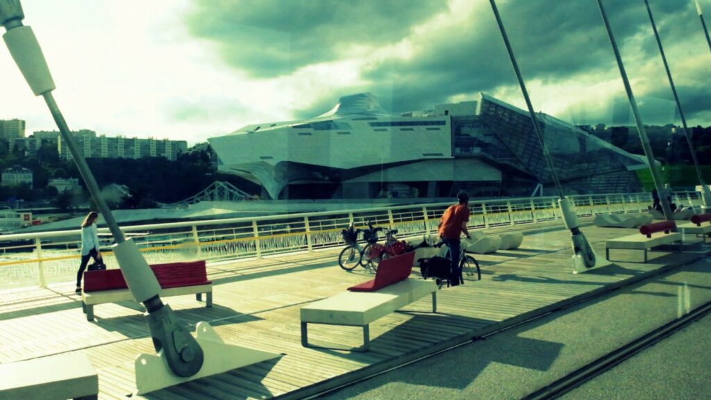 Le pont offre un belvédère de choix sur le musée des Confluences