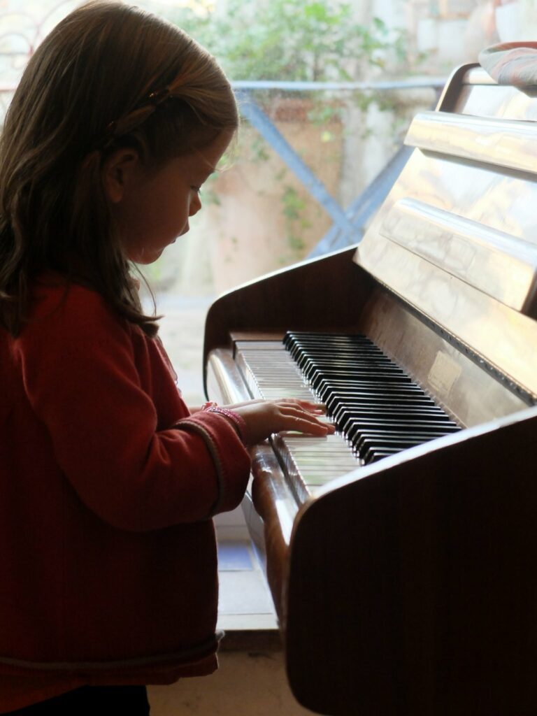 Chloé joue du piano à Saze