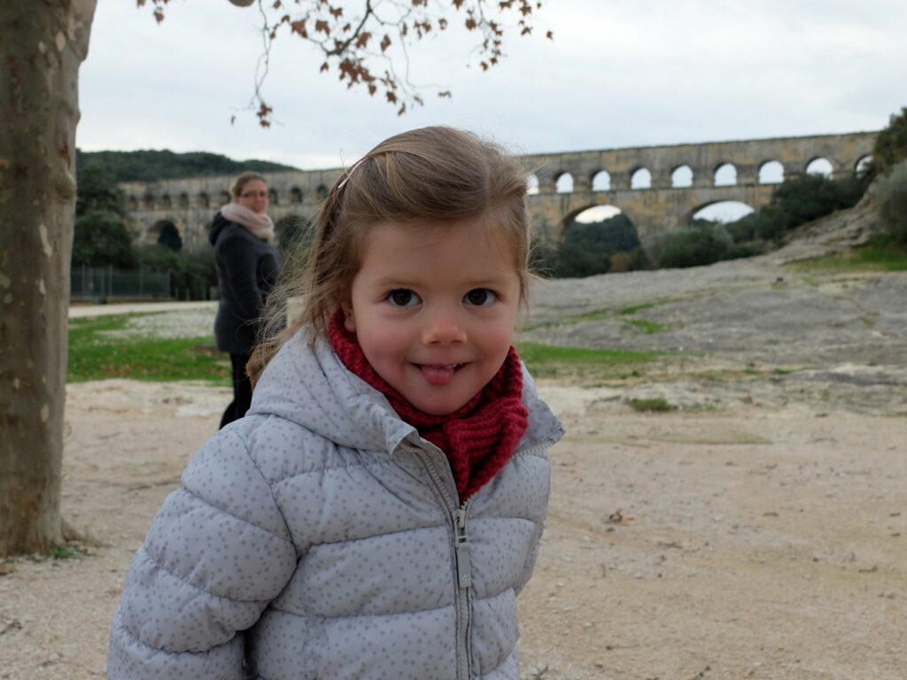 Chloé et Clem devant le pont-du-Gard