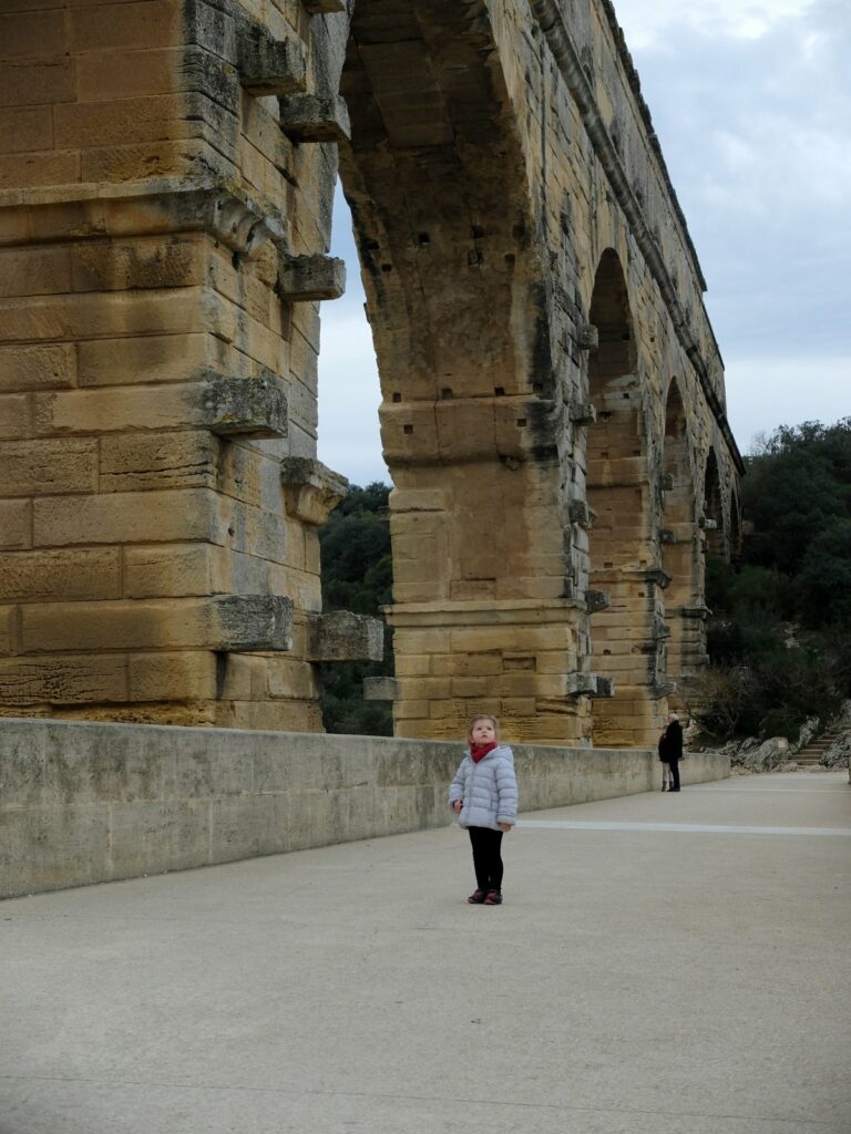 Chloé admire le pont