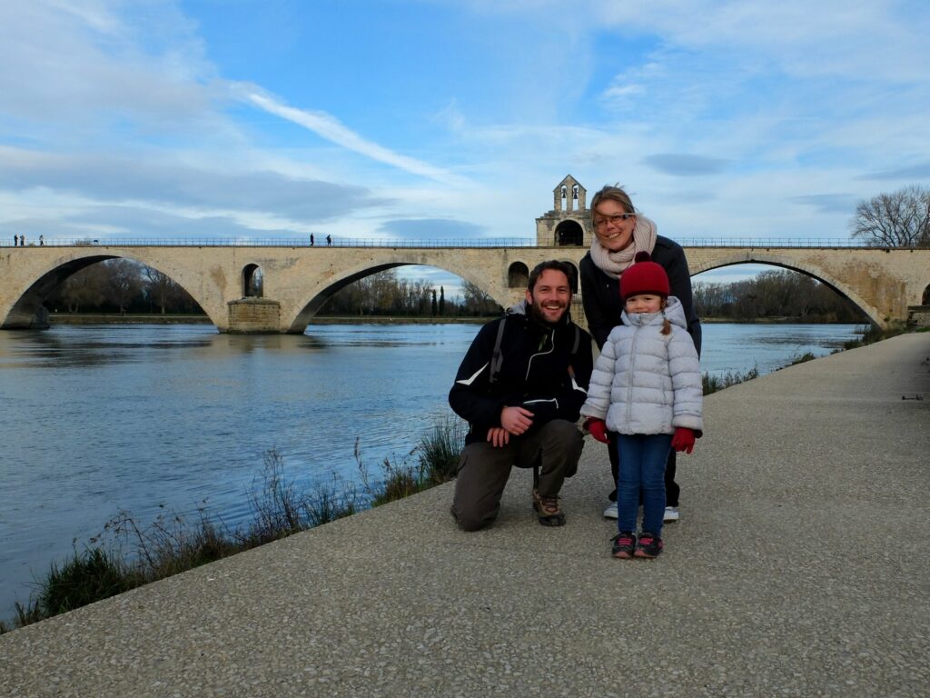La famille Zed pose devant le Pont Saint Bénezet (le Pont d’Avignon)