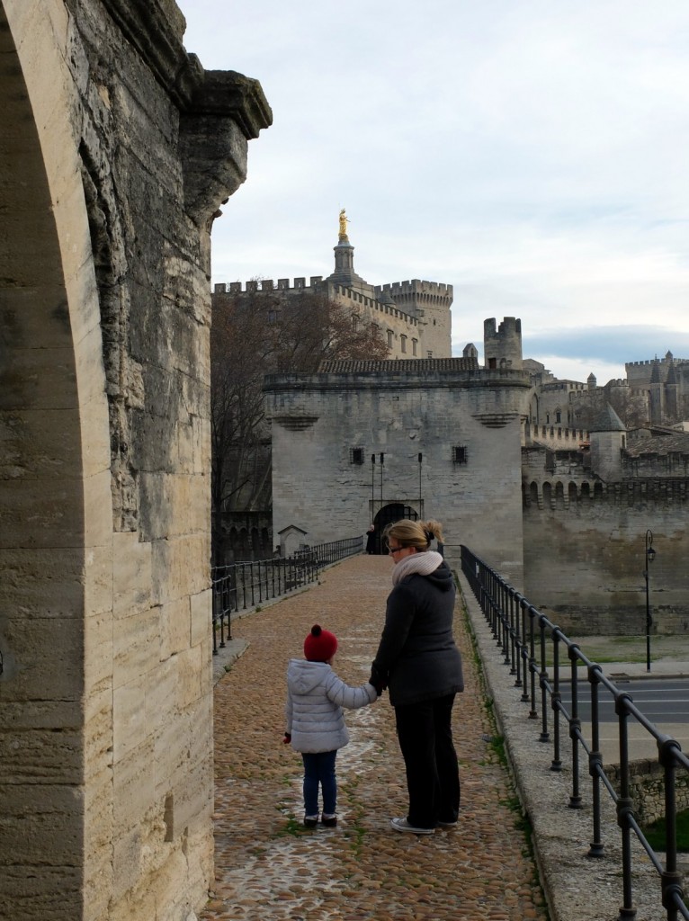 Sur le pont d'Avignon, on y dans tous en rond