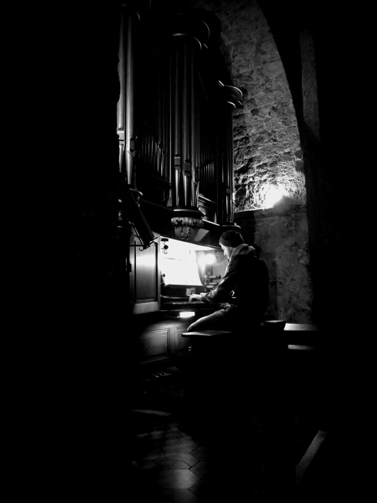 Joueur d'orgue dans l'église Saint Laurent (Ollioules)