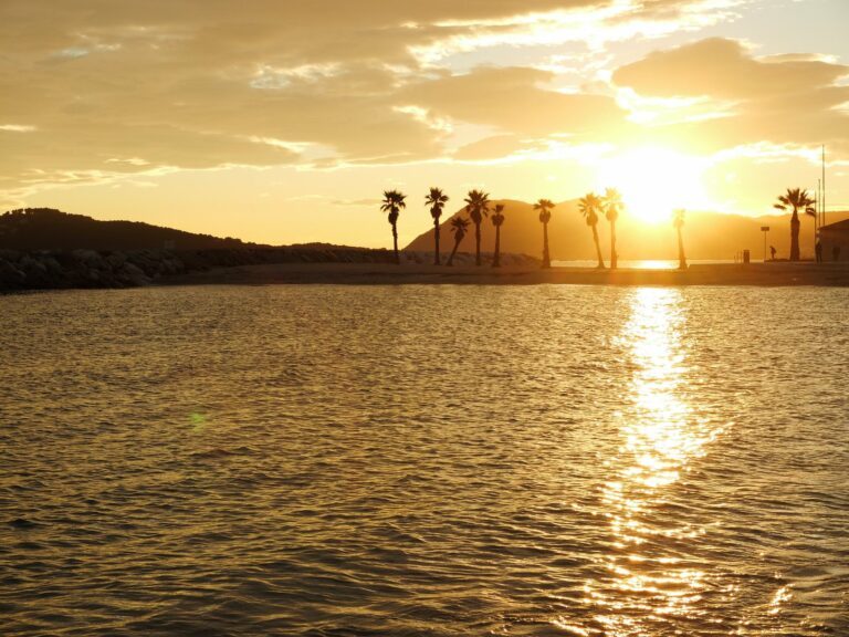 Le Sud de la France en hiver : la région toulonnaise Plage de Toulon et coucher de soleil