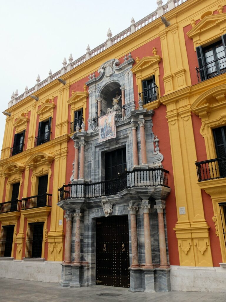 Le très coloré palais Episcopal