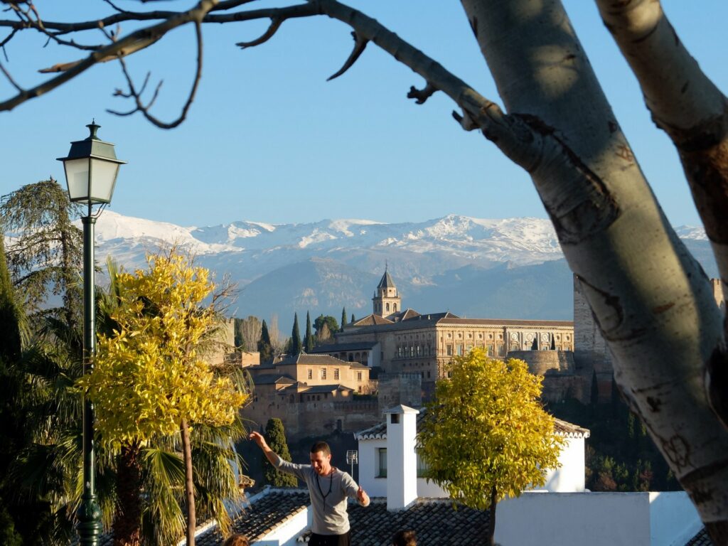 La "place des artistes", avec vue sur l’Alhambra avec la Sierra Nevada en arrière plan