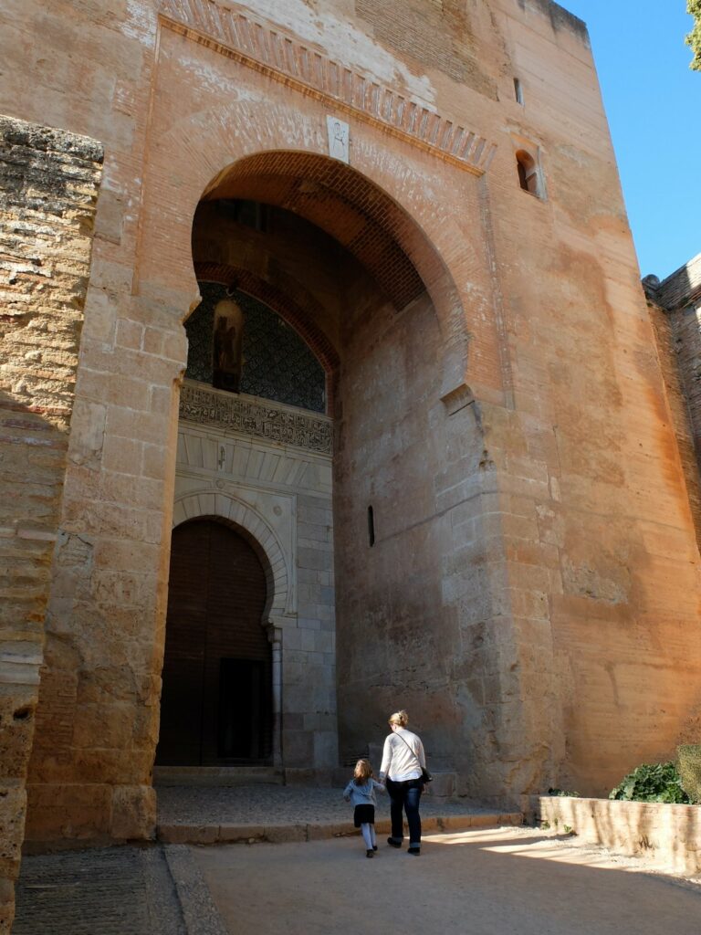 Chloé et Clem pénétrent dans l’Alhambra