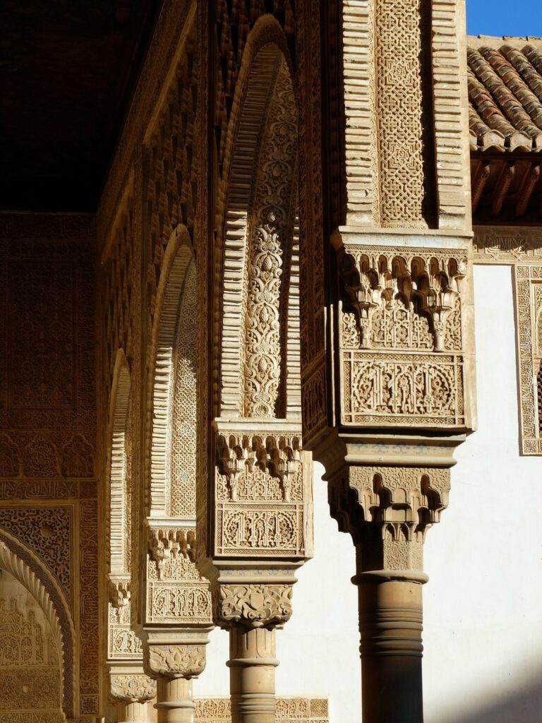 Palais Nasrides : colonnes ornées