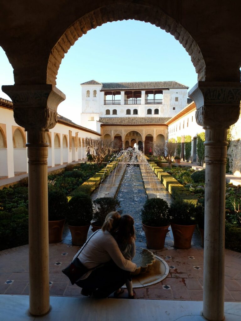 Clem et Chloé admirent les jardins de la Généralife