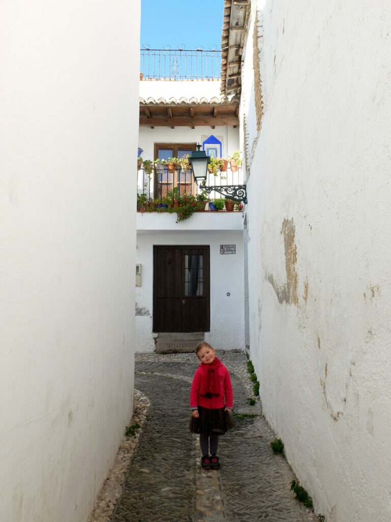 Chloé prend la pose dans une ruelle de l’Albaicin