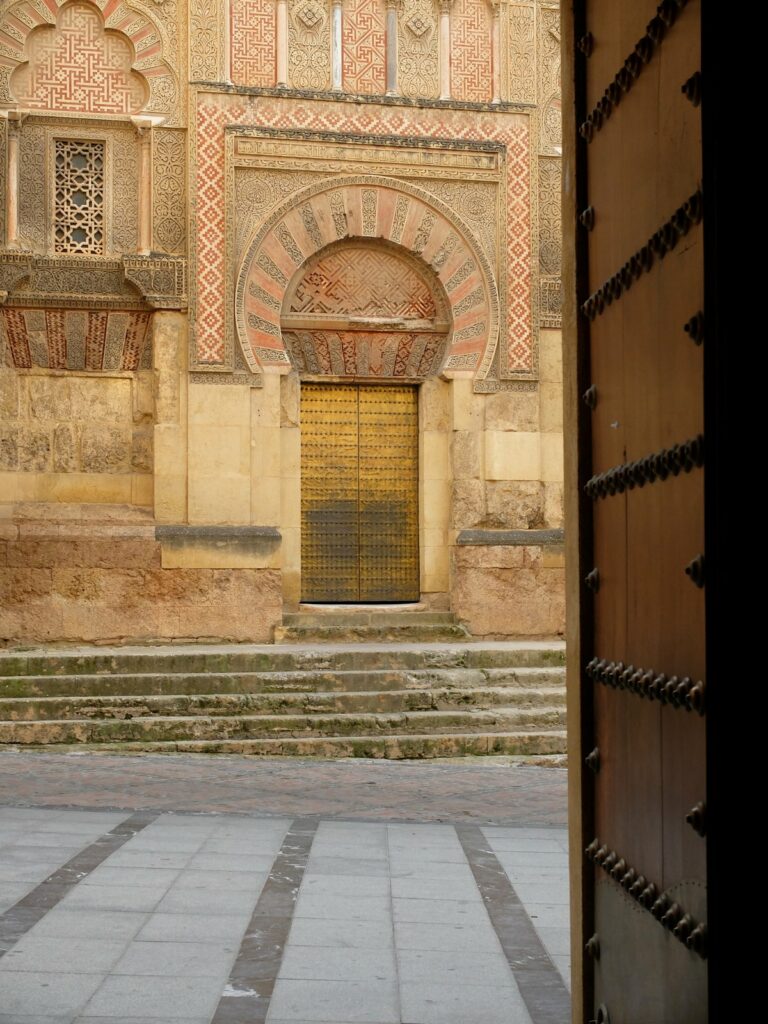 Une des nombreuse porte de la Mezquita