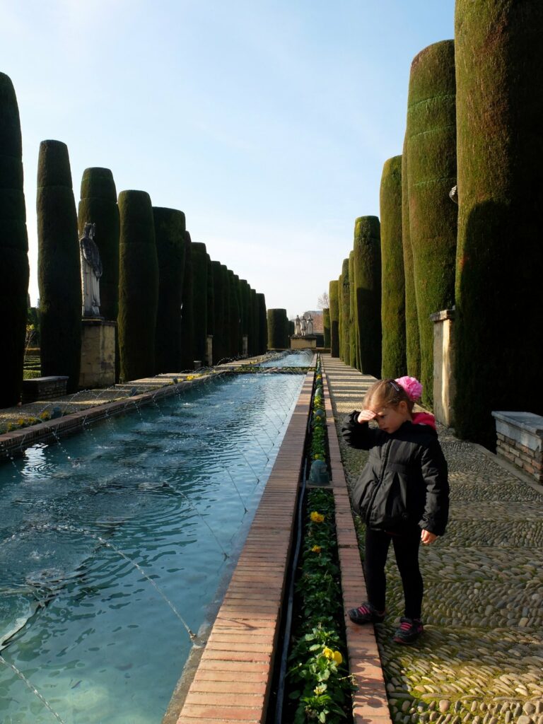 Chloé dans les jardins de l'Alcázar