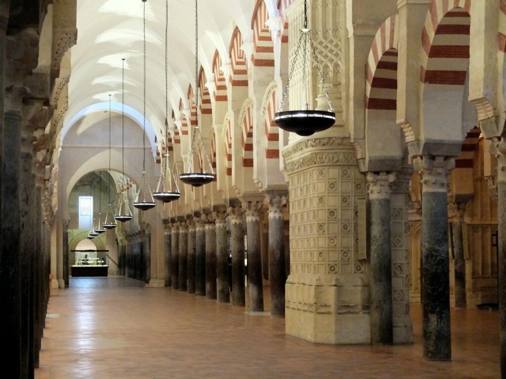 Les centaines de colonnes de la mosquée