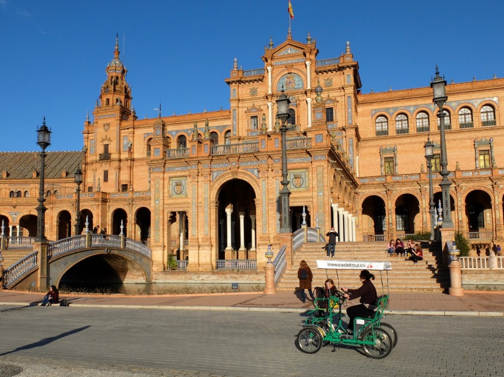 Chloé et Clem pédalent sur la Plaza de España